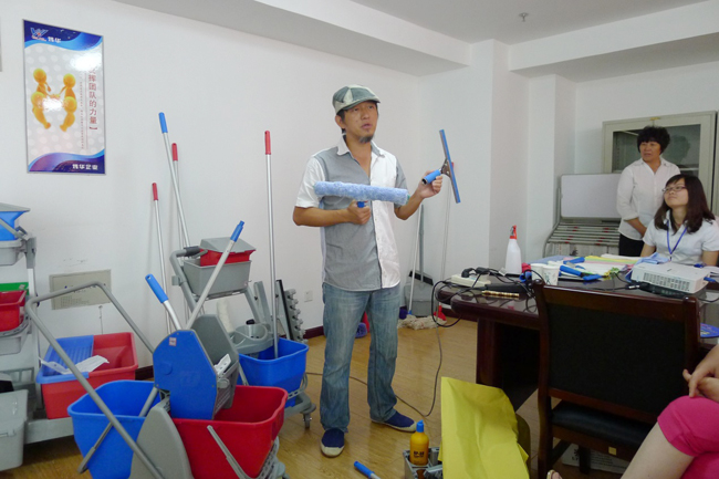 2013年6月，我司品牌經理/資深培訓師到達當地分銷商舉辦為期兩天的清潔工具標準化培訓課程。