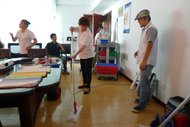 2013年6月，我司品牌經理/資深培訓師到達當地分銷商舉辦為期兩天的清潔工具標準化培訓課程。